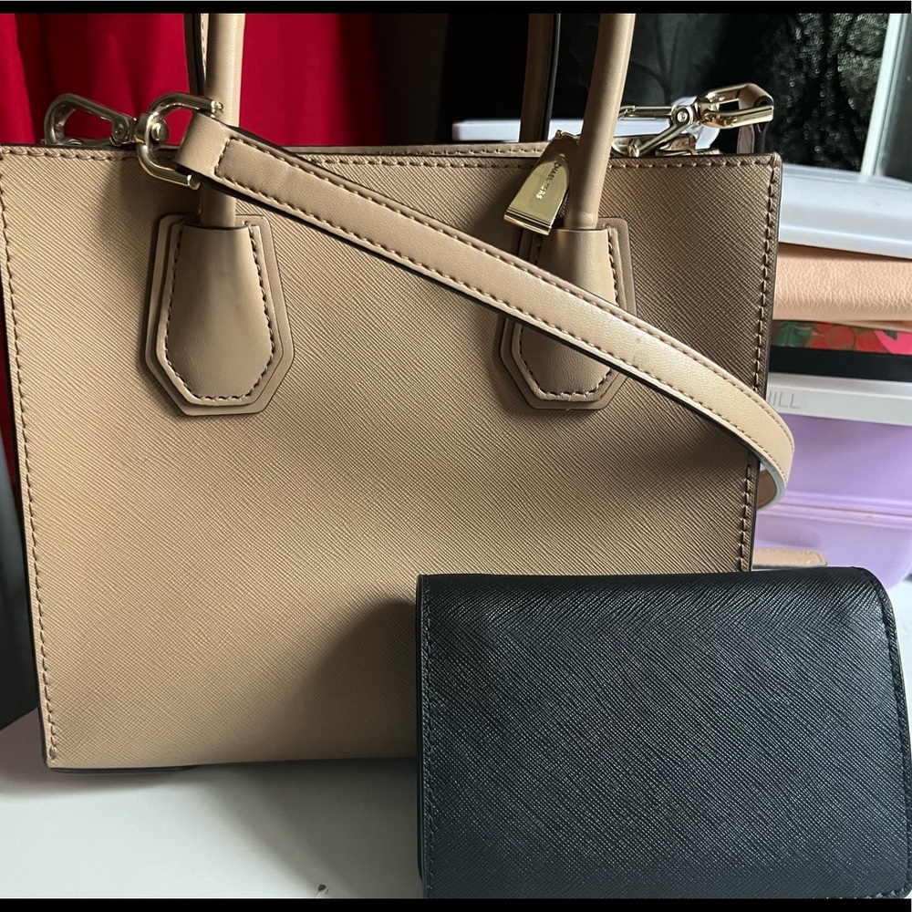 Tan Michael Kors hand bag with a black Michael Kors wallet - Picture 3 of 5